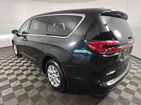 Used 2023 Chrysler Pacifica Touring-L FWD image 4