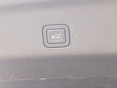 Used 2025 Chevrolet Suburban Z71 AWD/4WD image 15