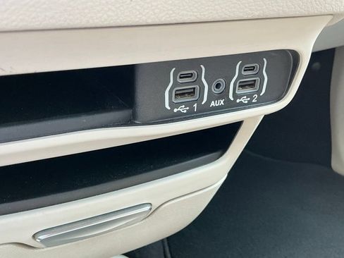 Used 2023 Chrysler Pacifica Touring-L FWD image 45