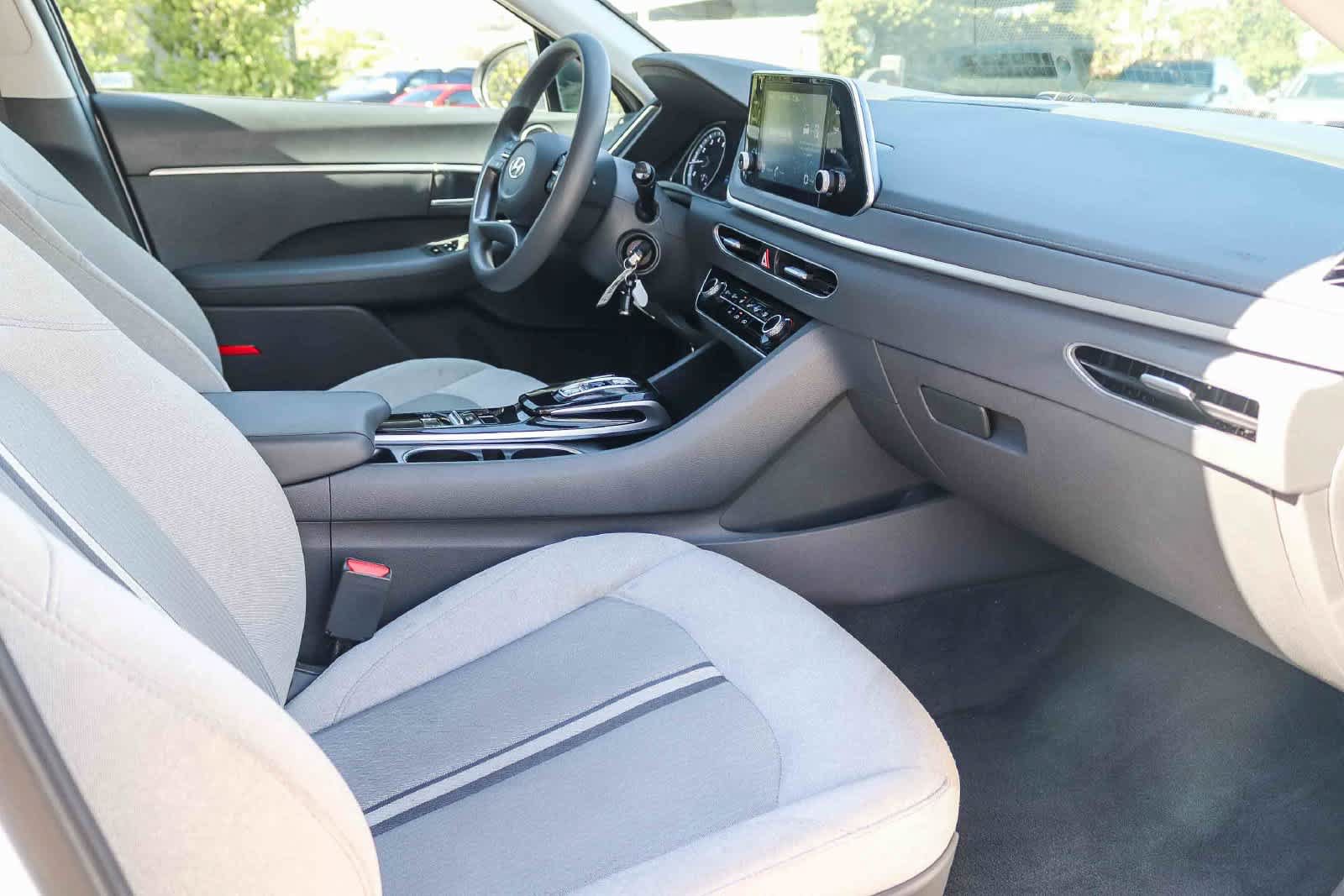 Used 2021 Hyundai Sonata SE w/ Preferred Accessory Package FWD image 16