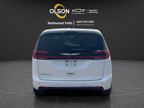 Used 2023 Chrysler Pacifica Touring-L FWD image 4