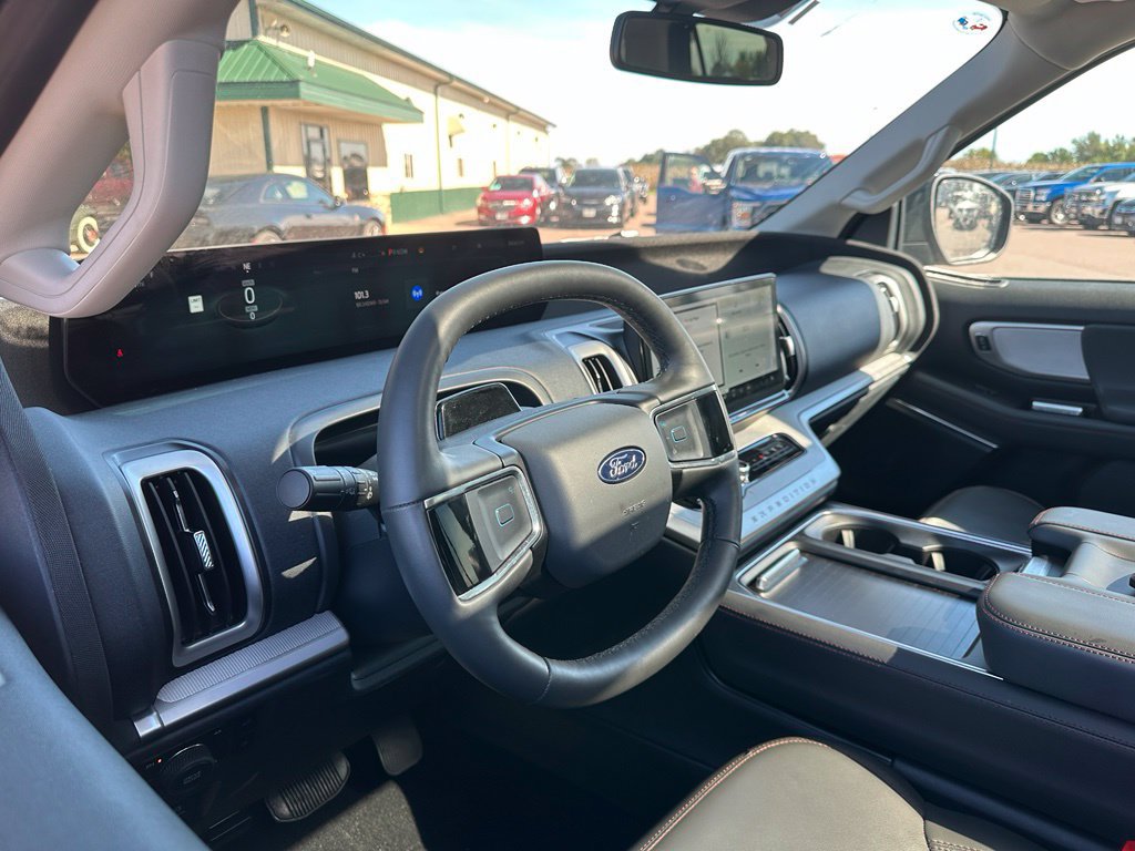 Used 2025 Ford Expedition Active AWD/4WD image 2