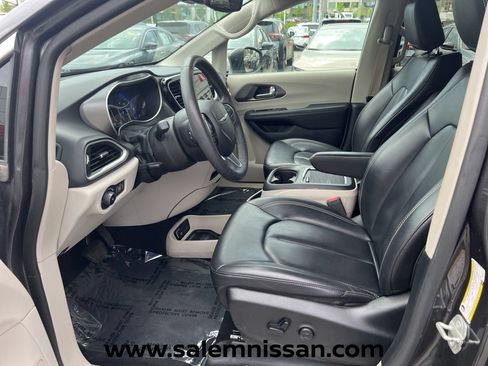 Used 2023 Chrysler Pacifica Touring-L FWD image 9