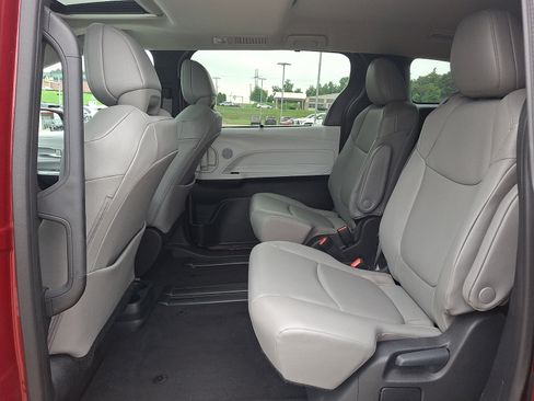 Certified 2025 Toyota Sienna XLE FWD image 10