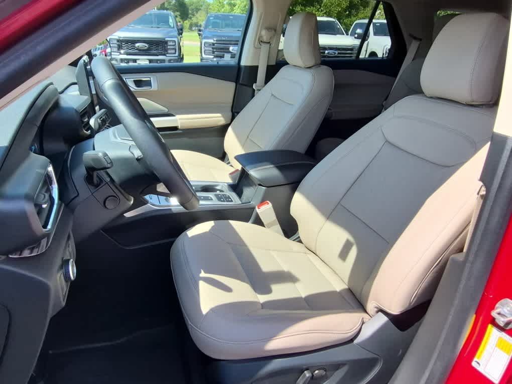 Used 2024 Ford Explorer Limited w/ Limited Technology Package RWD image 12