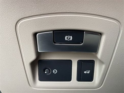 Used 2019 Land Rover Range Rover Velar S image 35