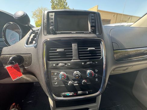 Used 2018 Dodge Grand Caravan SE w/ UConnect Hands-Free Group FWD image 8
