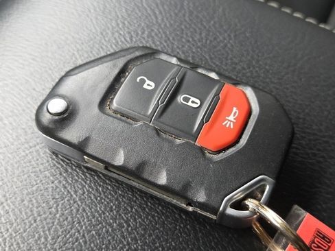 Used 2021 Jeep Wrangler Unlimited Sahara image 39