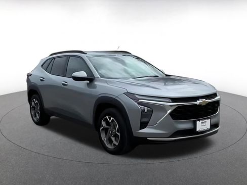 Used 2025 Chevrolet Trax LT image 3