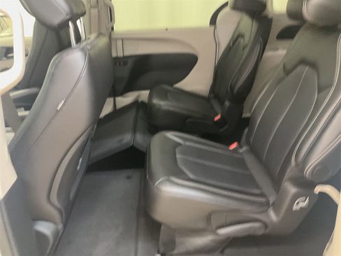 Used 2024 Chrysler Pacifica Touring-L image 11