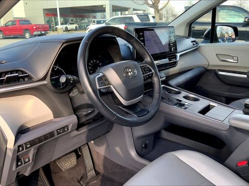 Used 2023 Toyota Sienna XLE image 18