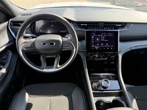 New 2025 Jeep Grand Cherokee Altitude image 11