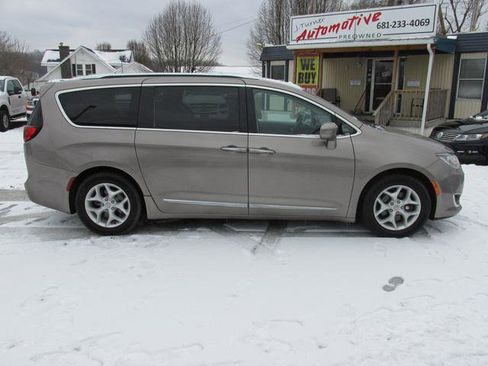 Used 2018 Chrysler Pacifica Touring-L Plus image 4