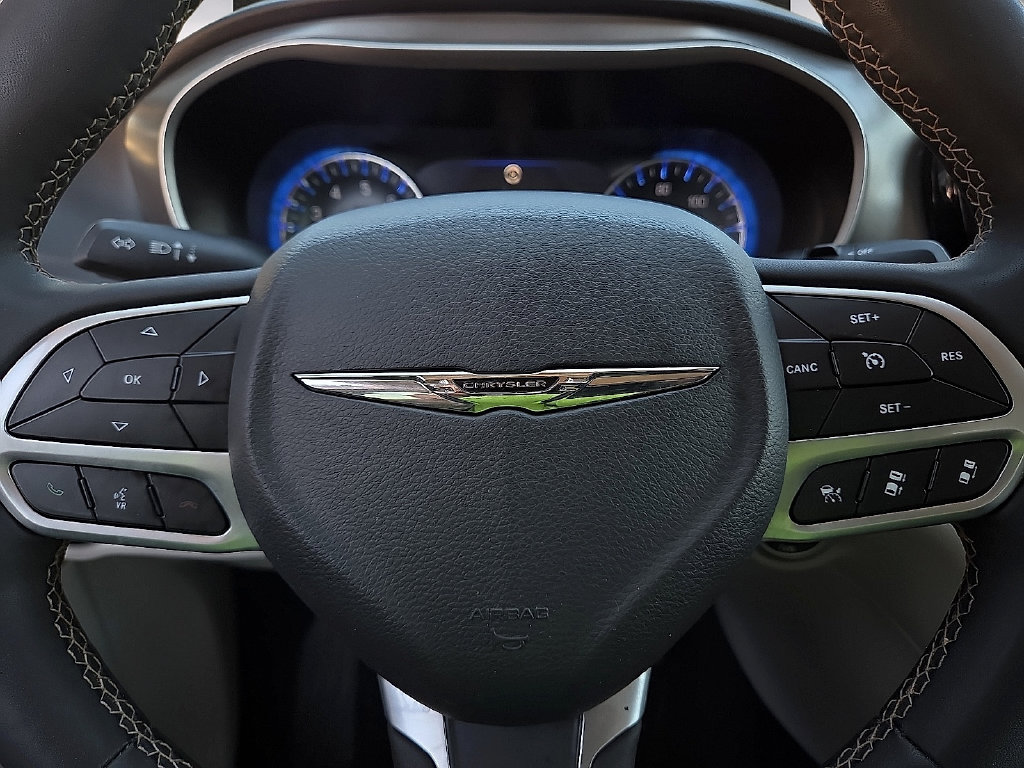 Used 2023 Chrysler Pacifica Touring-L FWD image 19