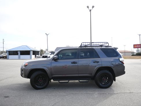 Used 2021 Toyota 4Runner Venture w/ Moonroof Package image 9