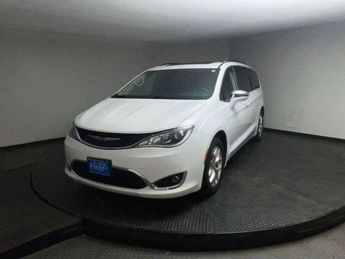Used 2020 Chrysler Pacifica Limited FWD image 3