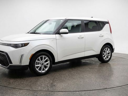 Used 2025 Kia Soul LX w/ LX Technology Package image 3