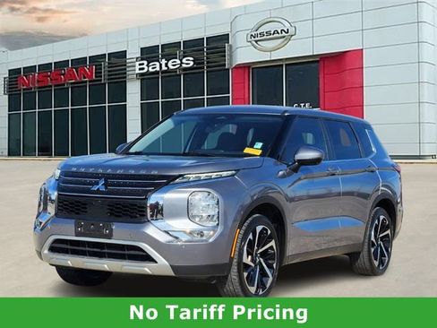 Used 2022 Mitsubishi Outlander SE image 2