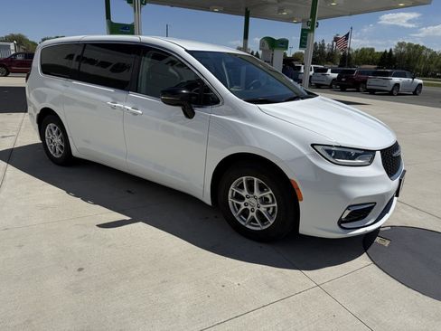 Used 2024 Chrysler Pacifica Touring-L FWD image 1