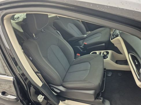 Used 2024 Chrysler Voyager LX image 17