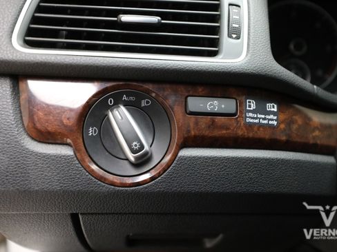 Used 2013 Volkswagen Passat TDI SEL Premium FWD image 17