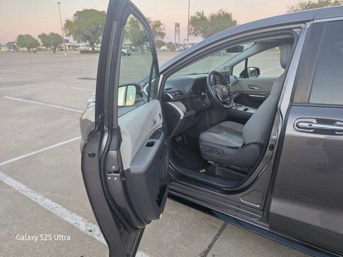 Used 2021 Toyota Sienna Limited image 10