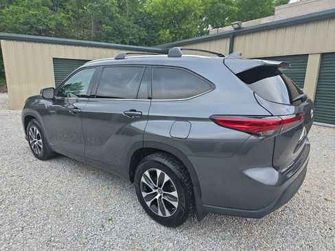 Certified 2021 Toyota Highlander XLE AWD/4WD image 4