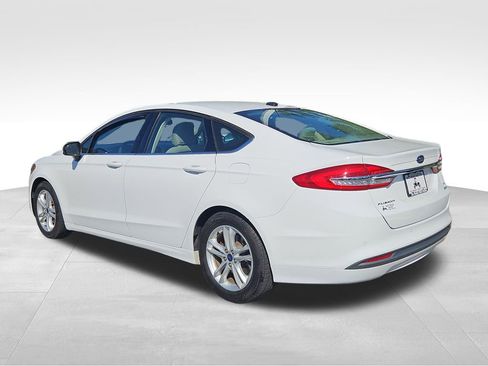 Used 2018 Ford Fusion SE w/ Fusion SE Technology Package FWD image 5