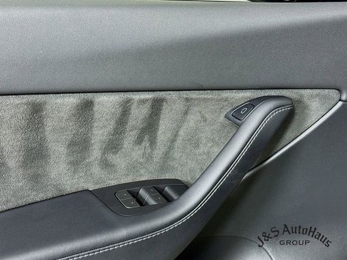 Used 2022 Tesla Model Y Long Range image 23