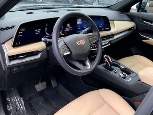 Used 2024 Cadillac XT4 Luxury w/ Cold Weather Package image 14