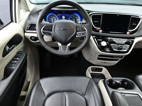 Used 2024 Chrysler Pacifica Touring-L image 16