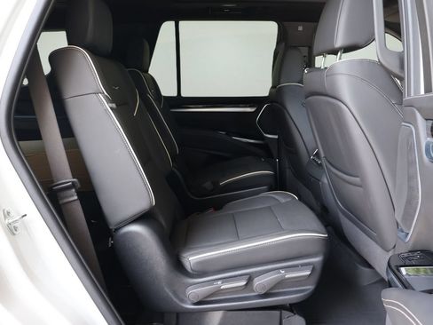 Certified 2025 Cadillac Escalade Premium Luxury AWD/4WD image 19