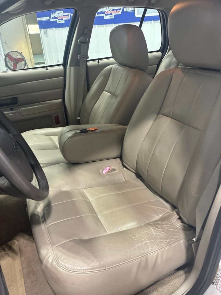 Used 2011 Ford Crown Victoria LX w/ Comfort Appearance Pkg RWD image 11