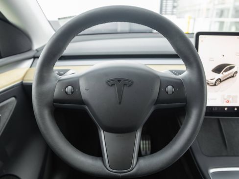 Used 2022 Tesla Model Y Long Range image 13