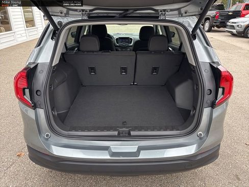 Used 2024 GMC Terrain SLE w/ Driver Convenience Package FWD image 10