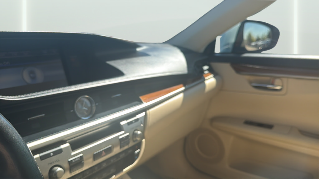 Used 2014 Lexus ES 300h w/ Luxury Package w/Bamboo Trim FWD image 16