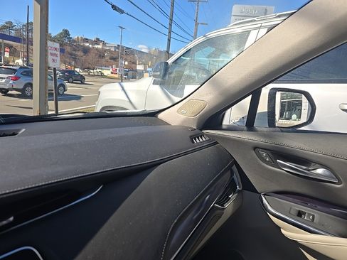 Used 2023 Cadillac XT4 Luxury w/ Cold Weather Package image 8