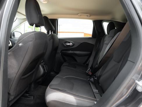 Used 2016 Jeep Cherokee Latitude w/ Cold Weather Group FWD image 22