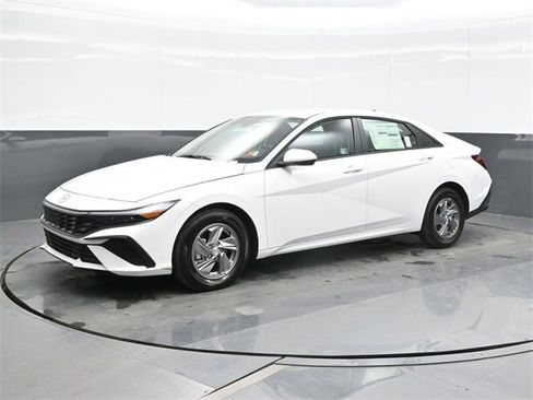 Certified 2025 Hyundai Elantra SE image 1