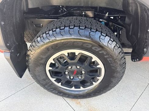 Used 2025 Toyota Tacoma TRD Off-Road w/ TRD Off Road Upgrade Package AWD/4WD image 10