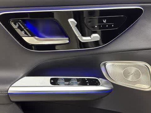 Used 2023 Mercedes-Benz GLC 300 4MATIC image 16