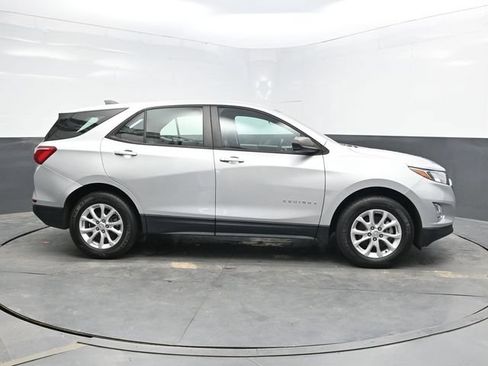 Used 2021 Chevrolet Equinox LS AWD/4WD image 2