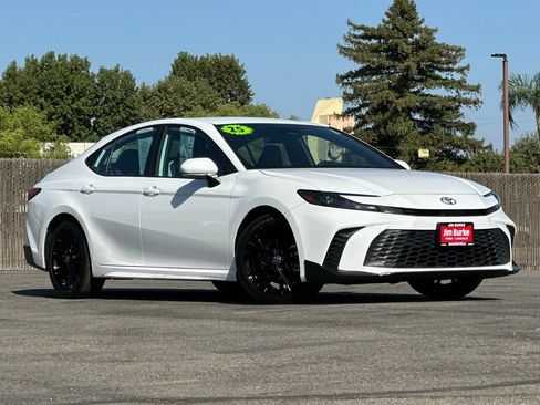 Used 2025 Toyota Camry SE FWD image 1