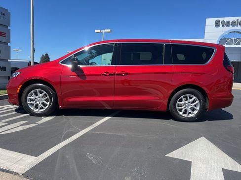 Used 2025 Chrysler Pacifica Select FWD image 13
