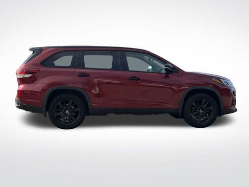 Used 2019 Toyota Highlander SE w/ Nightshade Edition image 4