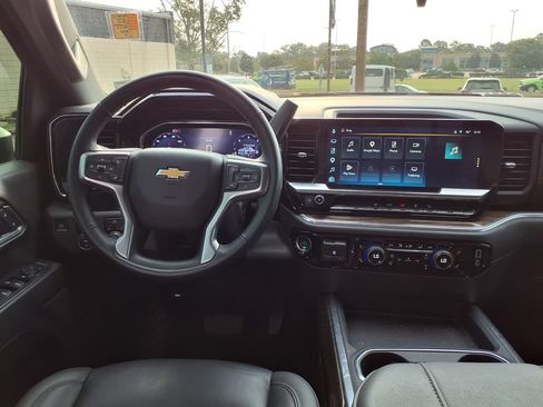 Used 2025 Chevrolet Silverado 2500 LT w/ Leather Package AWD/4WD image 19