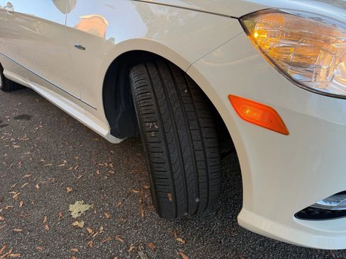 Used 2012 Mercedes-Benz E 350 4MATIC Sedan image 4