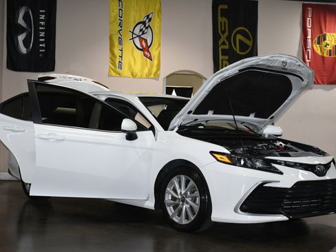 Used 2021 Toyota Camry LE image 89