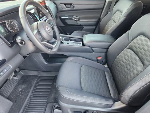 Used 2025 Nissan Pathfinder SV image 8