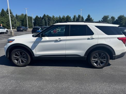 Used 2023 Ford Explorer XLT w/ Equipment Group 202A AWD/4WD image 2